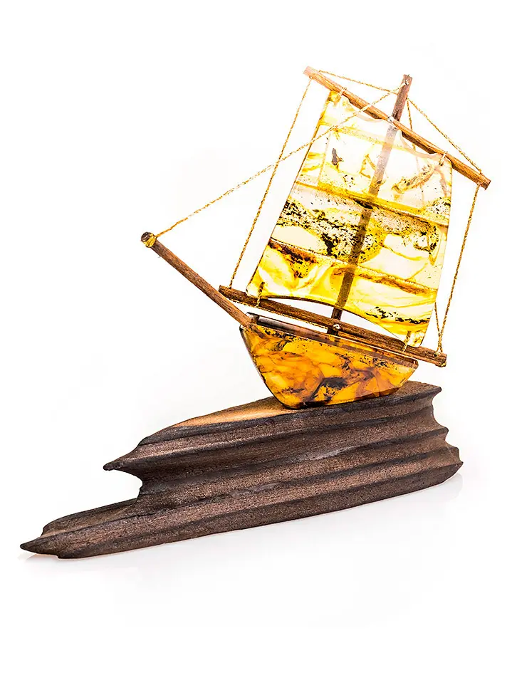 картинка Сувенирный кораблик из натурального янтаря на деревянной подставке в онлайн магазине