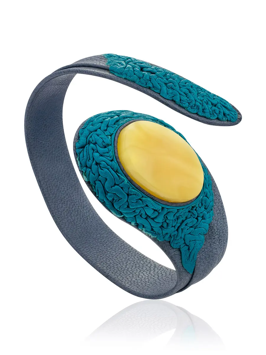 картинка Яркий браслет из натуральной кожи «Змейка», украшенный медовым янтарём в онлайн магазине