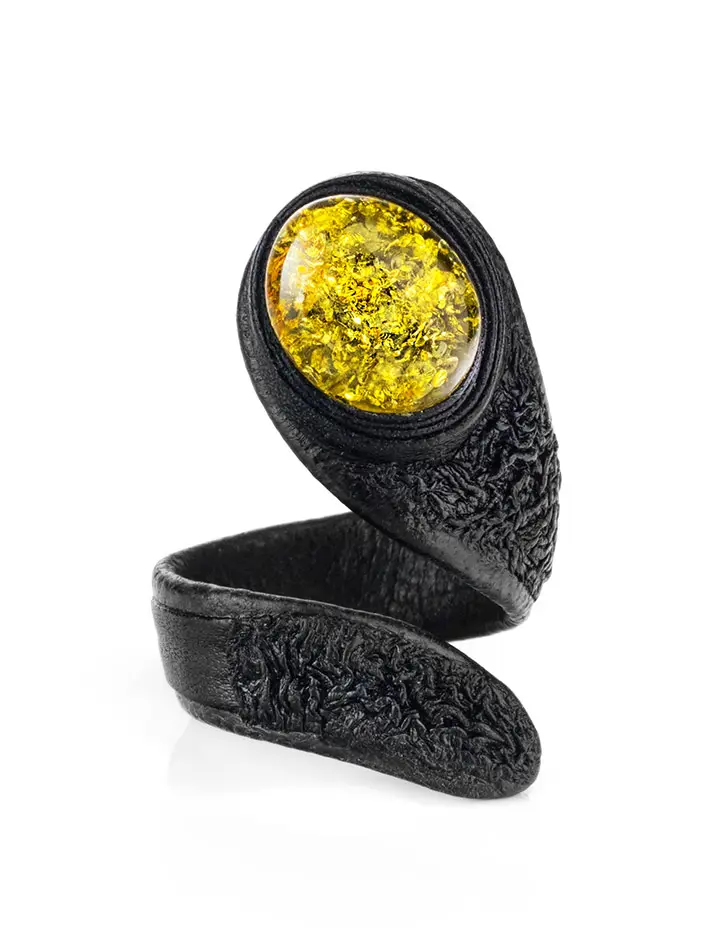 картинка Яркое и необычное кольцо из натуральной кожи с янтарной вставкой «Змейка» в онлайн магазине