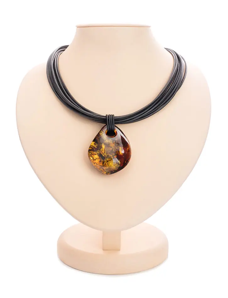 картинка Стильное ожерелье из кожи с натуральным цельным янтарём «Суматра» в онлайн магазине