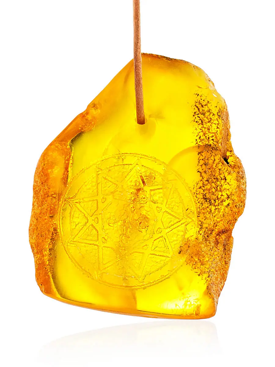 картинка Янтарный кулон с резьбой «Чертог Змея» в онлайн магазине