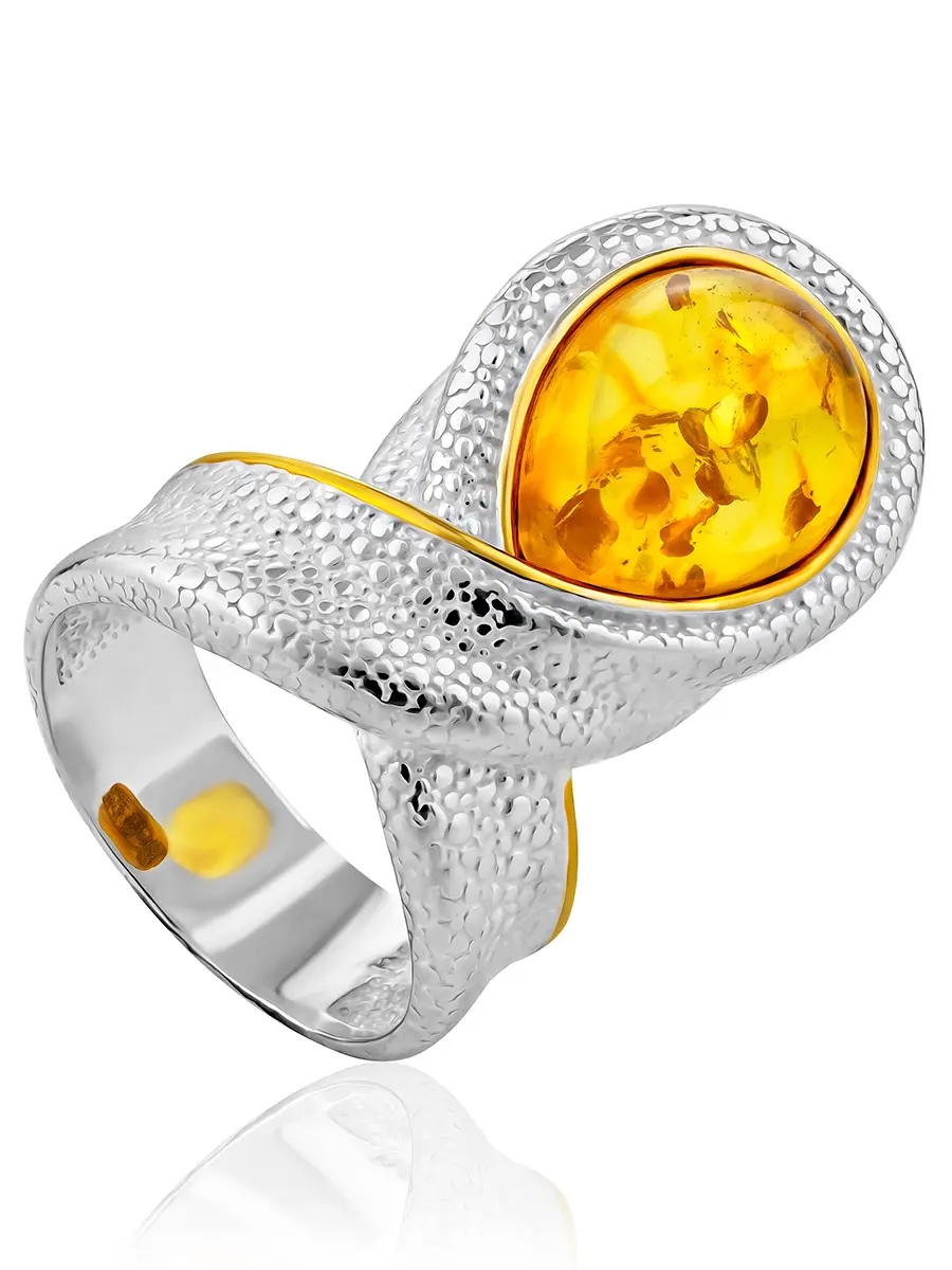 картинка Крупное объёмное кольцо из натурального янтаря «Змейка» в онлайн магазине