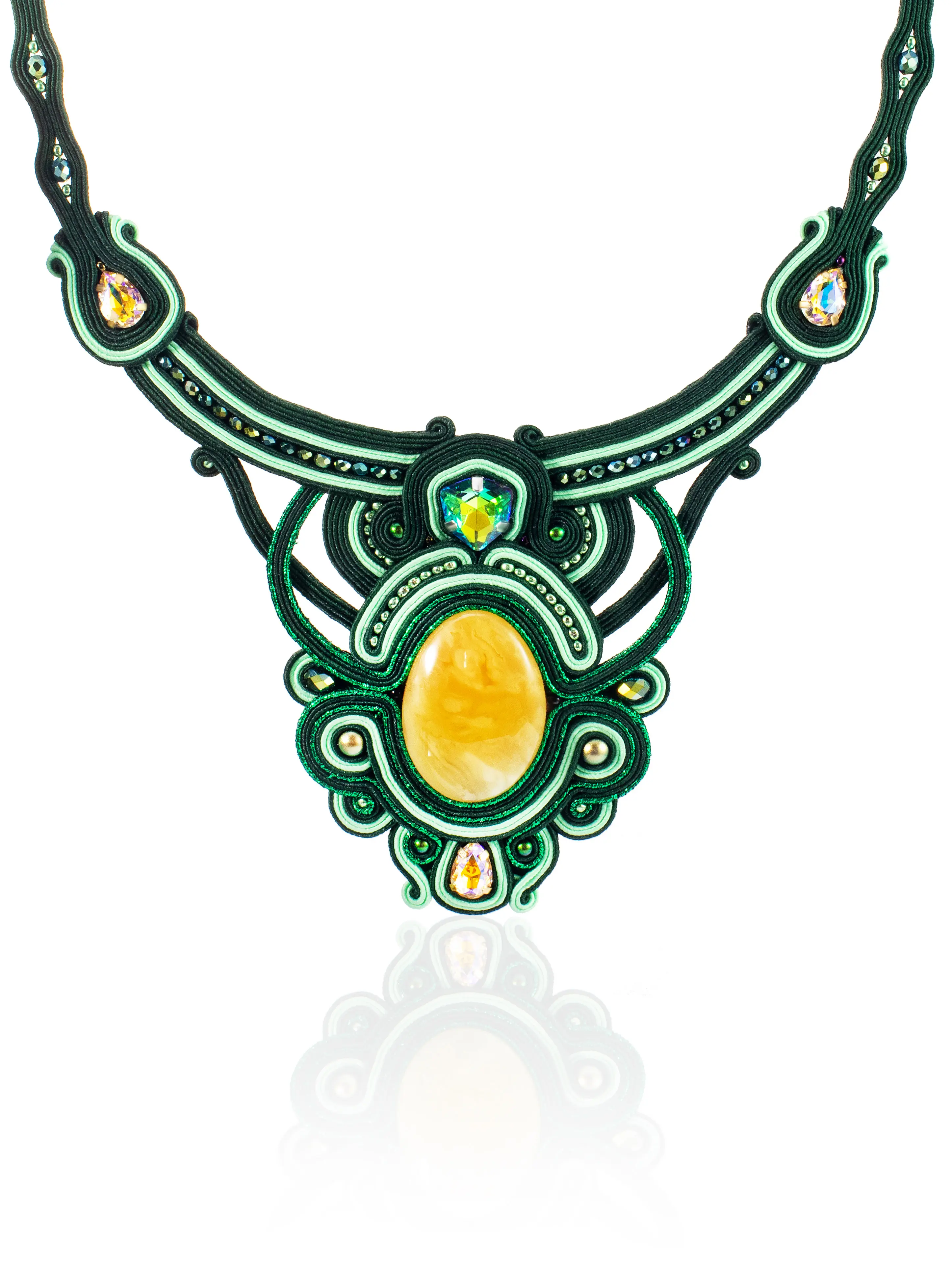 картинка Нарядное колье «Индия» зелёного цвета с натуральным медовым янтарём в онлайн магазине
