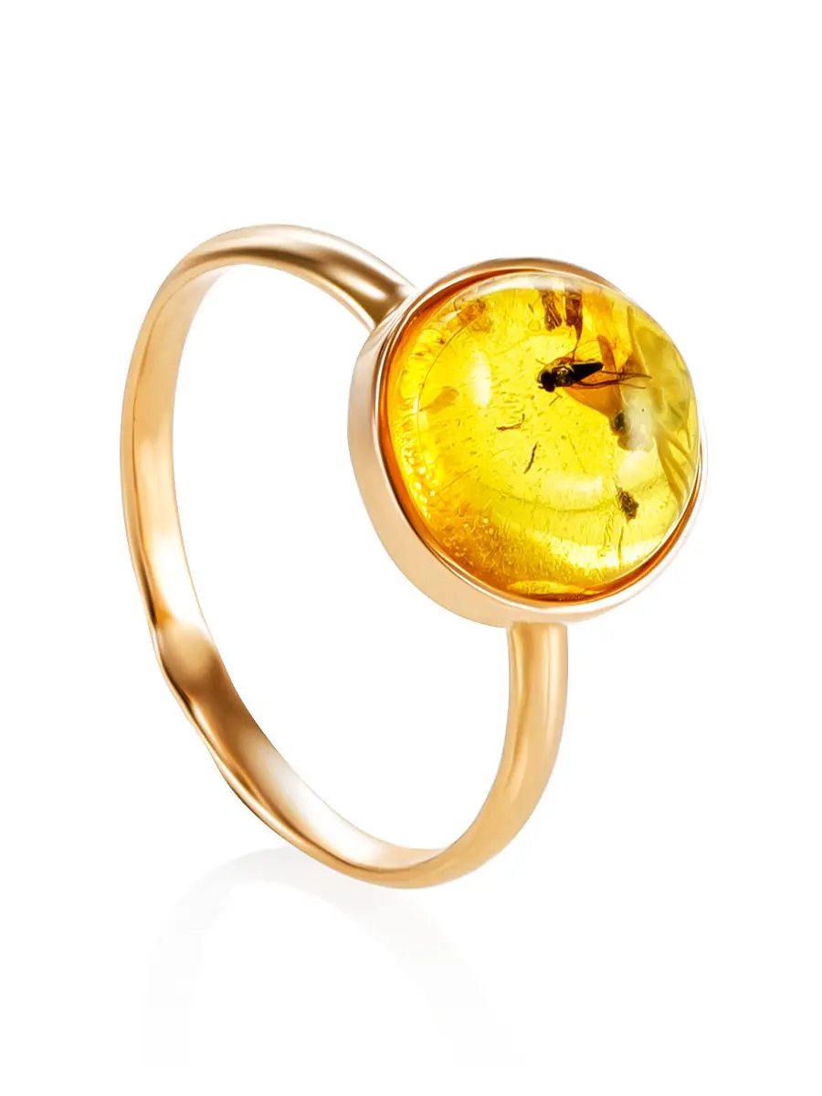 картинка Нежное кольцо, украшенное вставкой из янтаря с инклюзом насекомого «Клио» в онлайн магазине