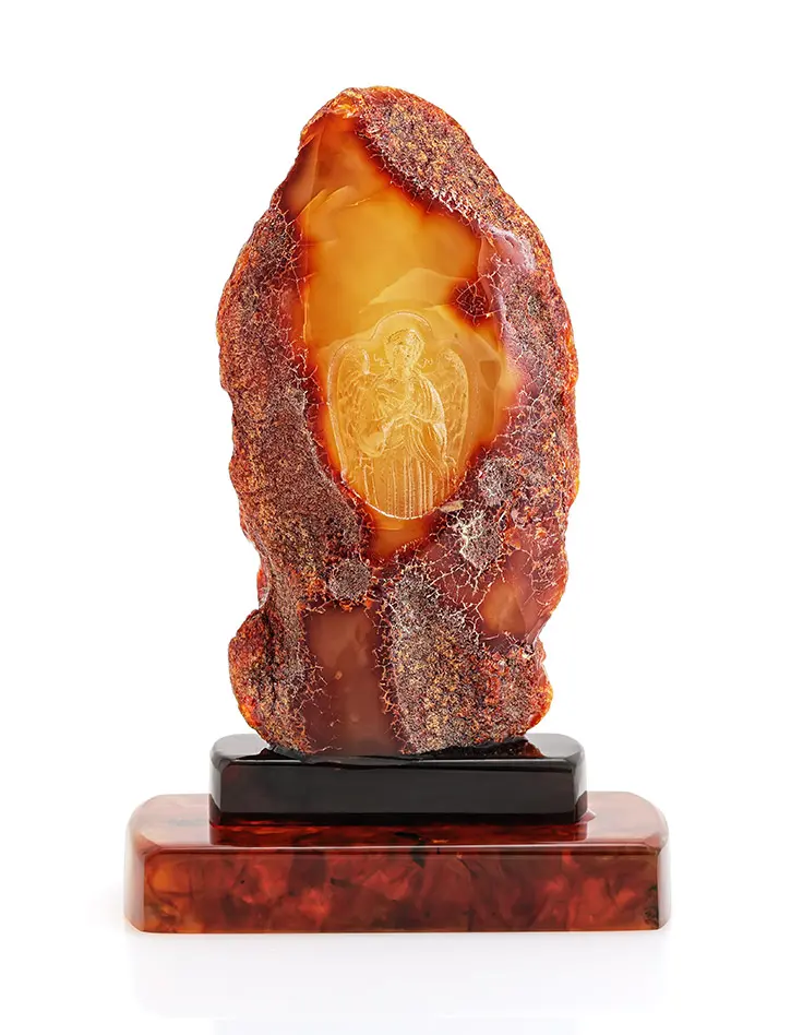 картинка Резьба на натуральном цельном янтаре с природной корочкой «Ангел-Хранитель» в онлайн магазине