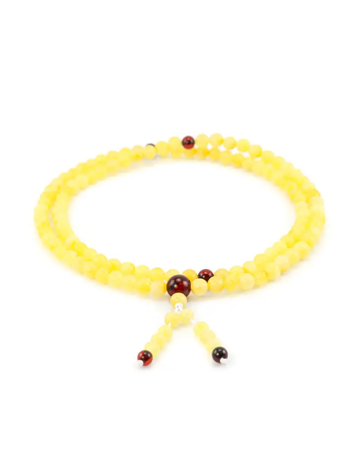 картинка Длинные четки из матовых светло-медовых янтарных шариков с вишневыми вставками - буддистский браслет в онлайн магазине
