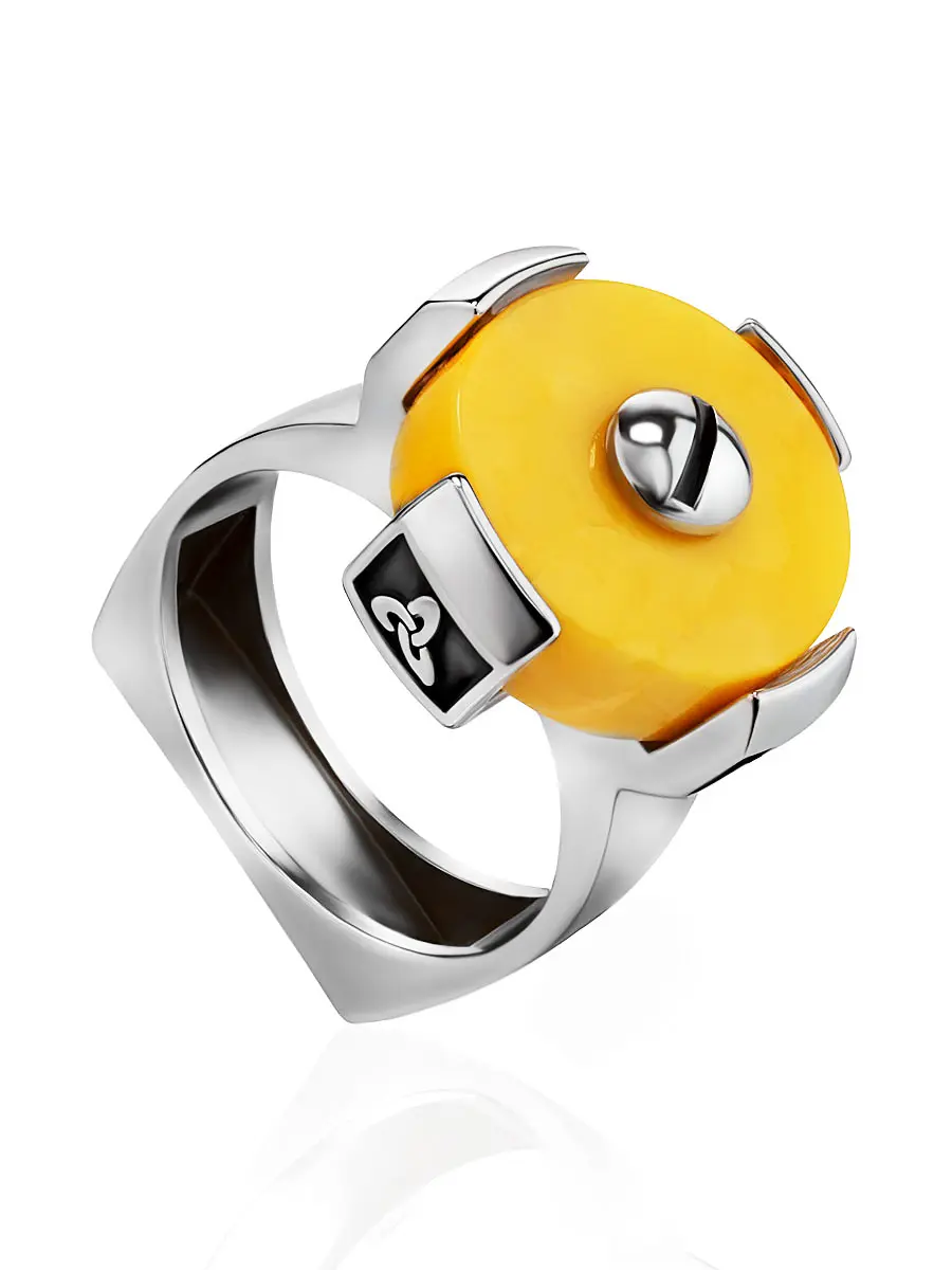 картинка Яркий мужской перстень «Волкодав» из натурального янтаря медового цвета в онлайн магазине