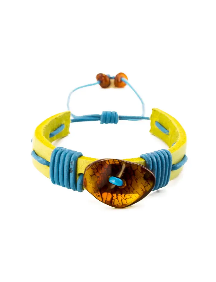 картинка Яркий браслет с коньячным янтарём из жёлтой кожи, украшенной синим шнурочком «Копакабана» в онлайн магазине