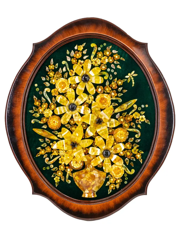 картинка Красивое декоративное панно из натурального янтаря на зелёном бархате «Лилии» в онлайн магазине
