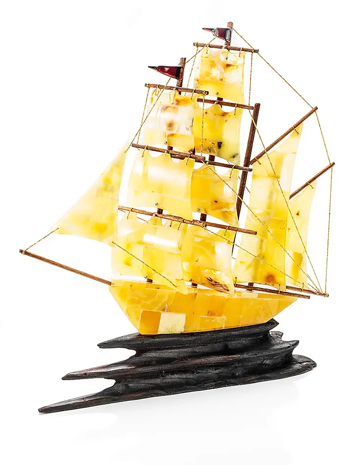 картинка Красивый корабль из натурального янтаря на деревянной подставке в онлайн магазине