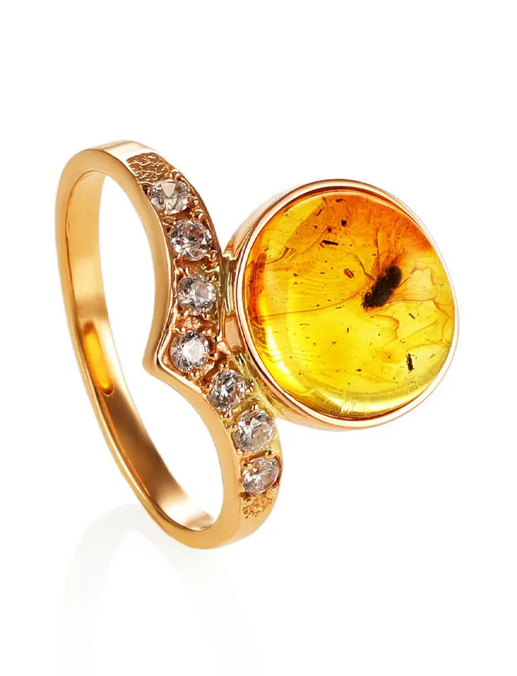 картинка Уникальное золотое кольцо, украшенное янтарём с включением насекомого «Клио» в онлайн магазине