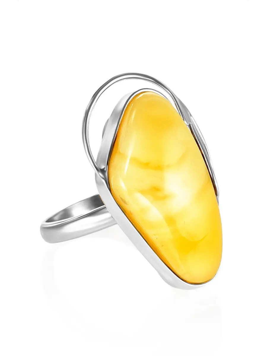 картинка Нарядное кольцо из пейзажного янтаря молочно-медового оттенка «Риальто» в онлайн магазине