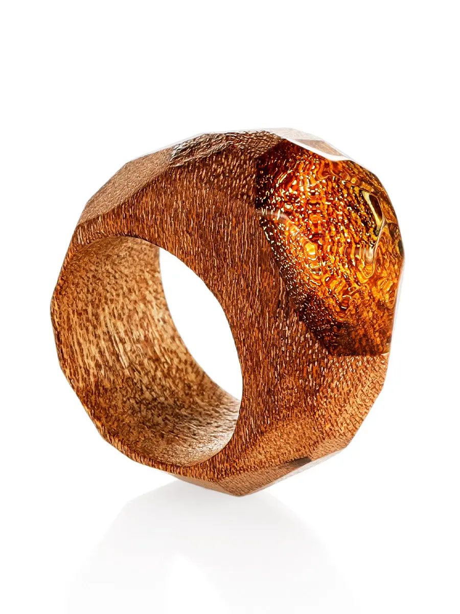 картинка Деревянное «рубленое» кольцо, украшенное янтарём лимонного цвета «Индонезия» в онлайн магазине