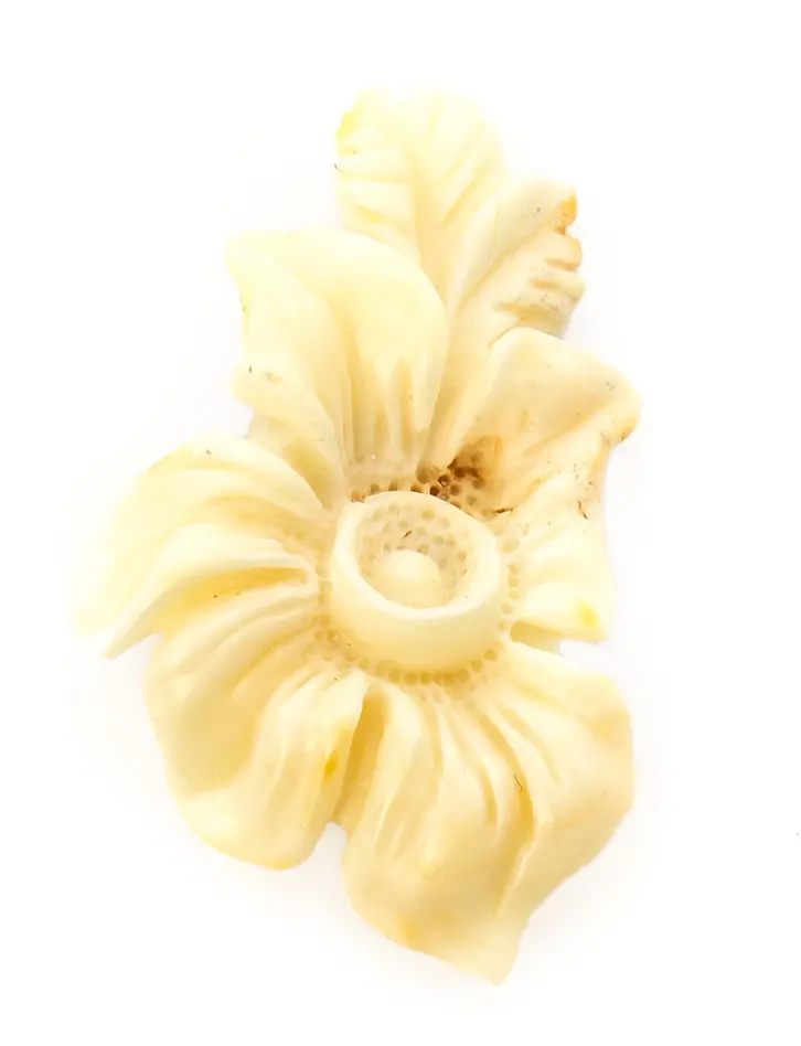 картинка Сувенир-резьба из натурального цельного янтаря белого цвета «Цветок»  в онлайн магазине