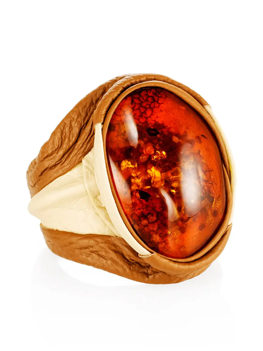 картинка Кольцо-перстень из натуральной кожи с крупным искрящимся янтарём «Амазонка» в онлайн магазине