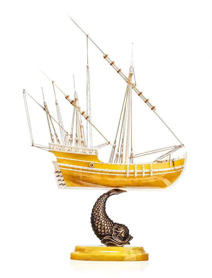 картинка Модель корабля Христофора Колумба «Ни́нья» (La Niña) из натурального янтаря и кости мамонта в онлайн магазине