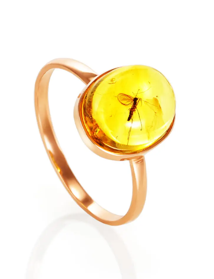 картинка Нежное кольцо из золота и янтаря с инклюзом «Клио» в онлайн магазине