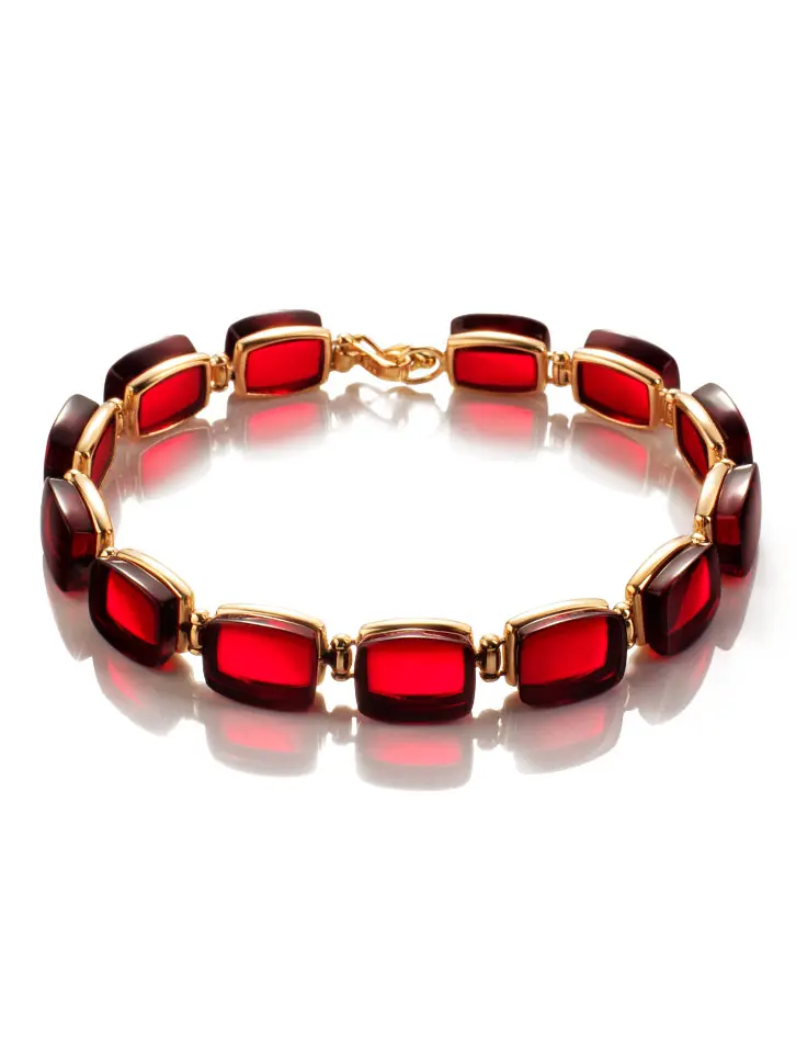 картинка Эффектный золотой браслет с натуральным янтарём красного цвета «Сангрил» в онлайн магазине
