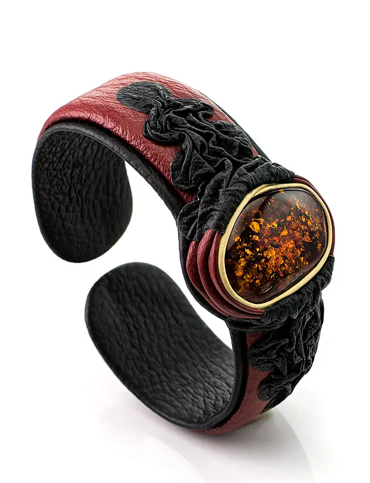 картинка Стильный браслет из кожи, украшенный натуральным янтарём «Амазонка» в онлайн магазине