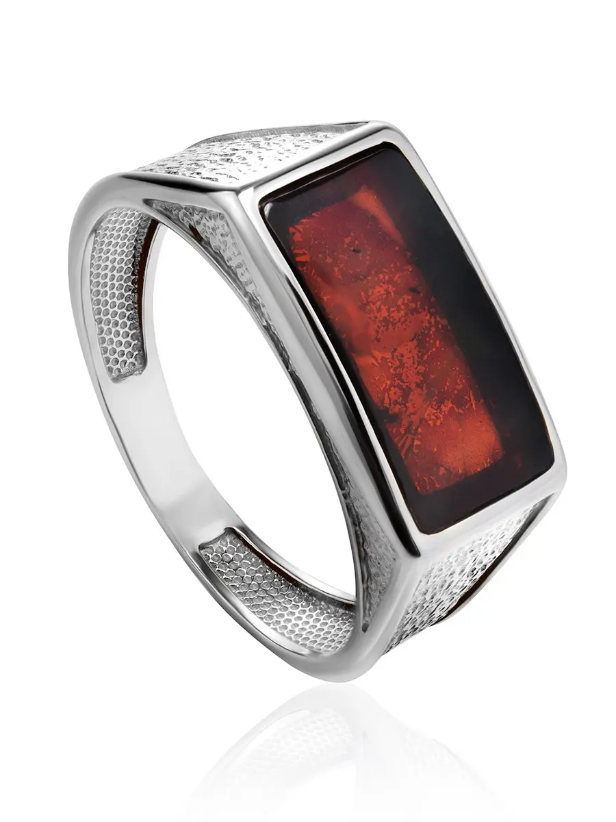 картинка Элегантный мужской перстень, украшенный янтарём вишнёвого цвета «Цезарь» в онлайн магазине