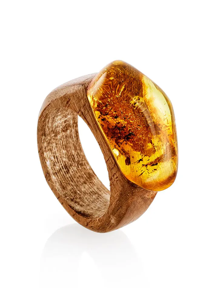 картинка Кольцо «Индонезия» из древесины ореха и натурального янтаря в онлайн магазине