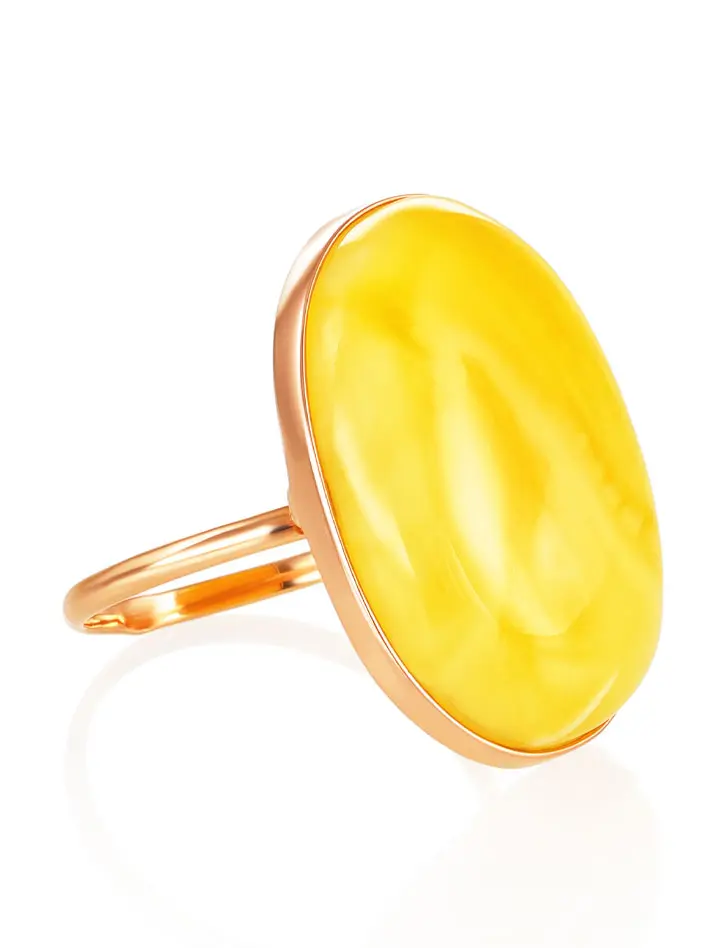 картинка Золотое кольцо с крупной вставкой из натурального живописного медового янтаря в онлайн магазине