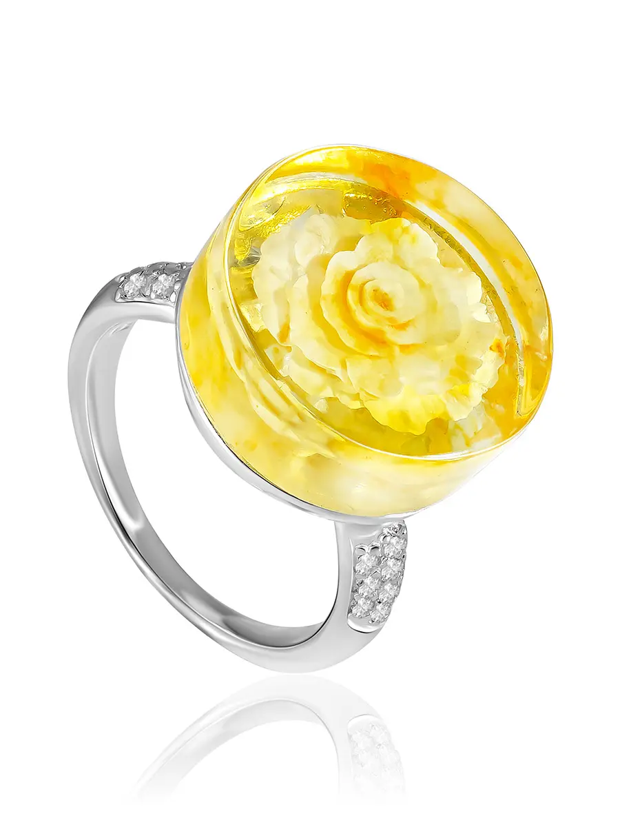 картинка Яркое необычное кольцо украшенное вставкой из янтаря с резьбой и фианитами «Элинор» в онлайн магазине