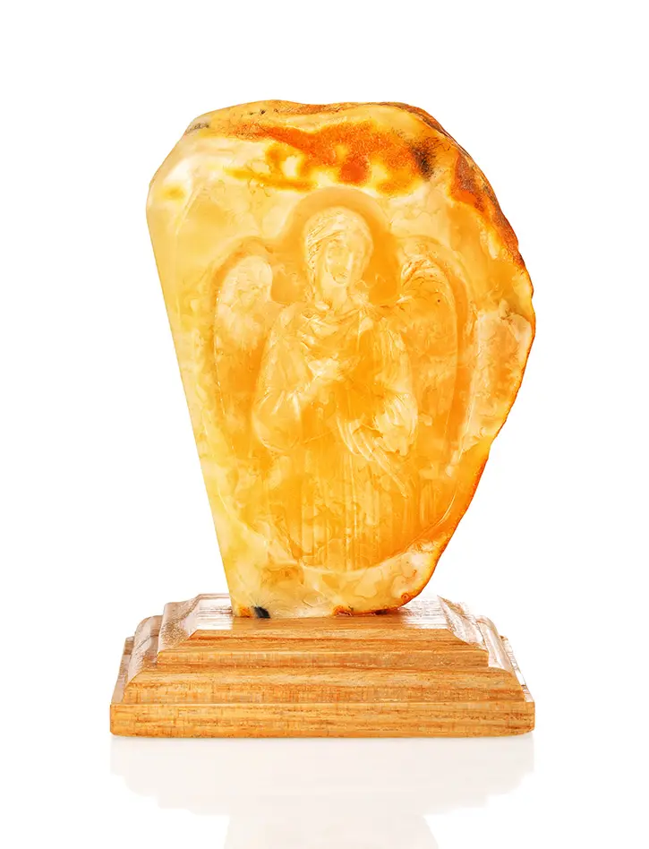картинка Янтарная резная иконка с красивой текстурой на деревянной подставке «Ангел-Хранитель» в онлайн магазине