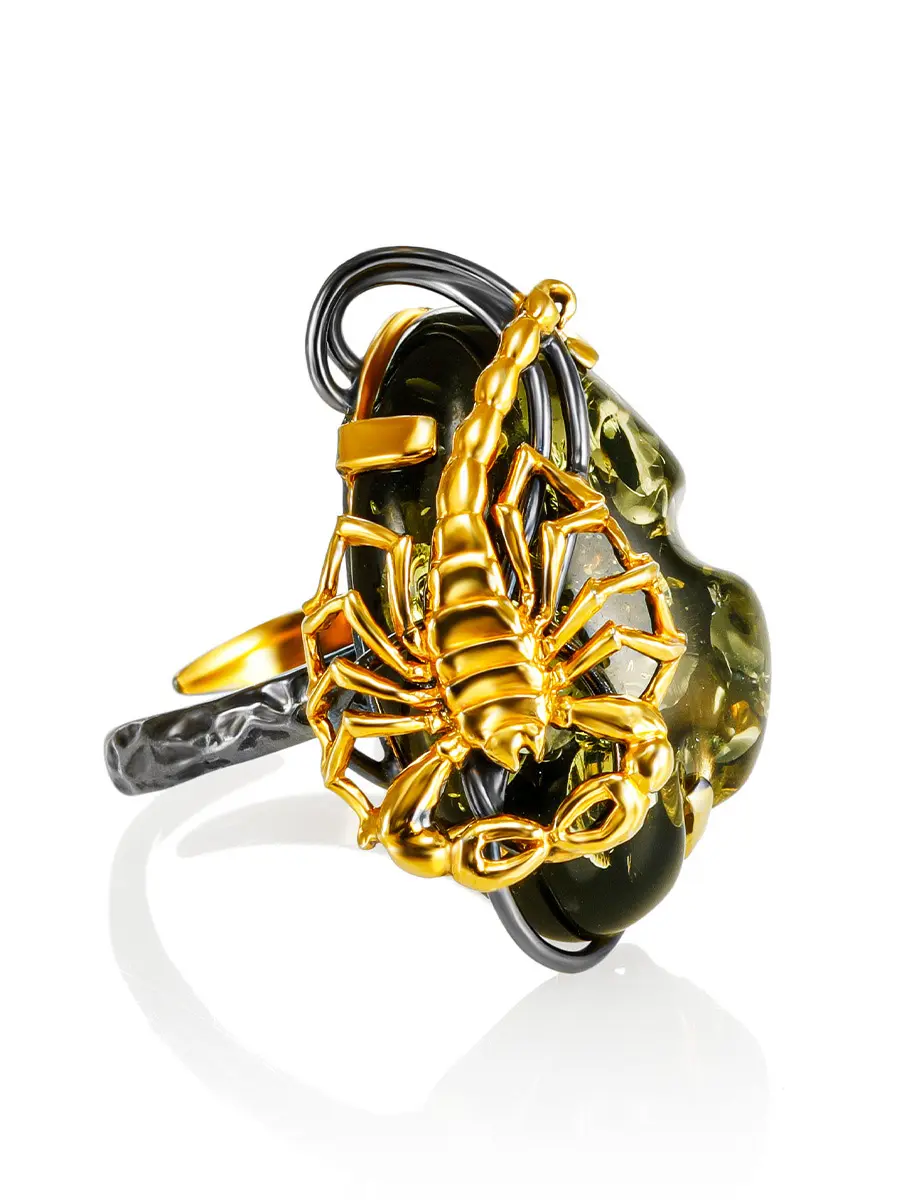 картинка Яркое кольцо с натуральным янтарём зелёного цвета «Скорпион» в онлайн магазине
