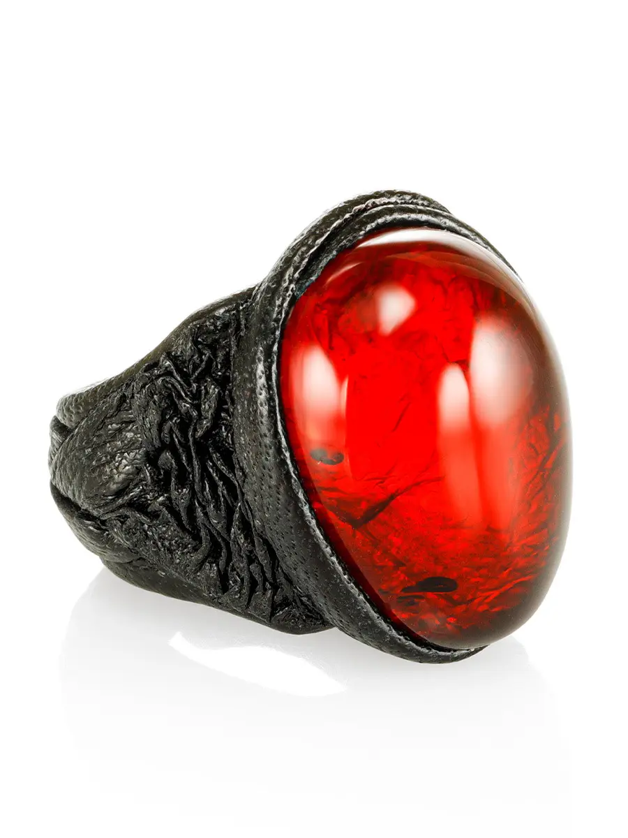 картинка Эффектное кольцо «Нефертити» из кожи и цельного янтаря красного цвета в онлайн магазине