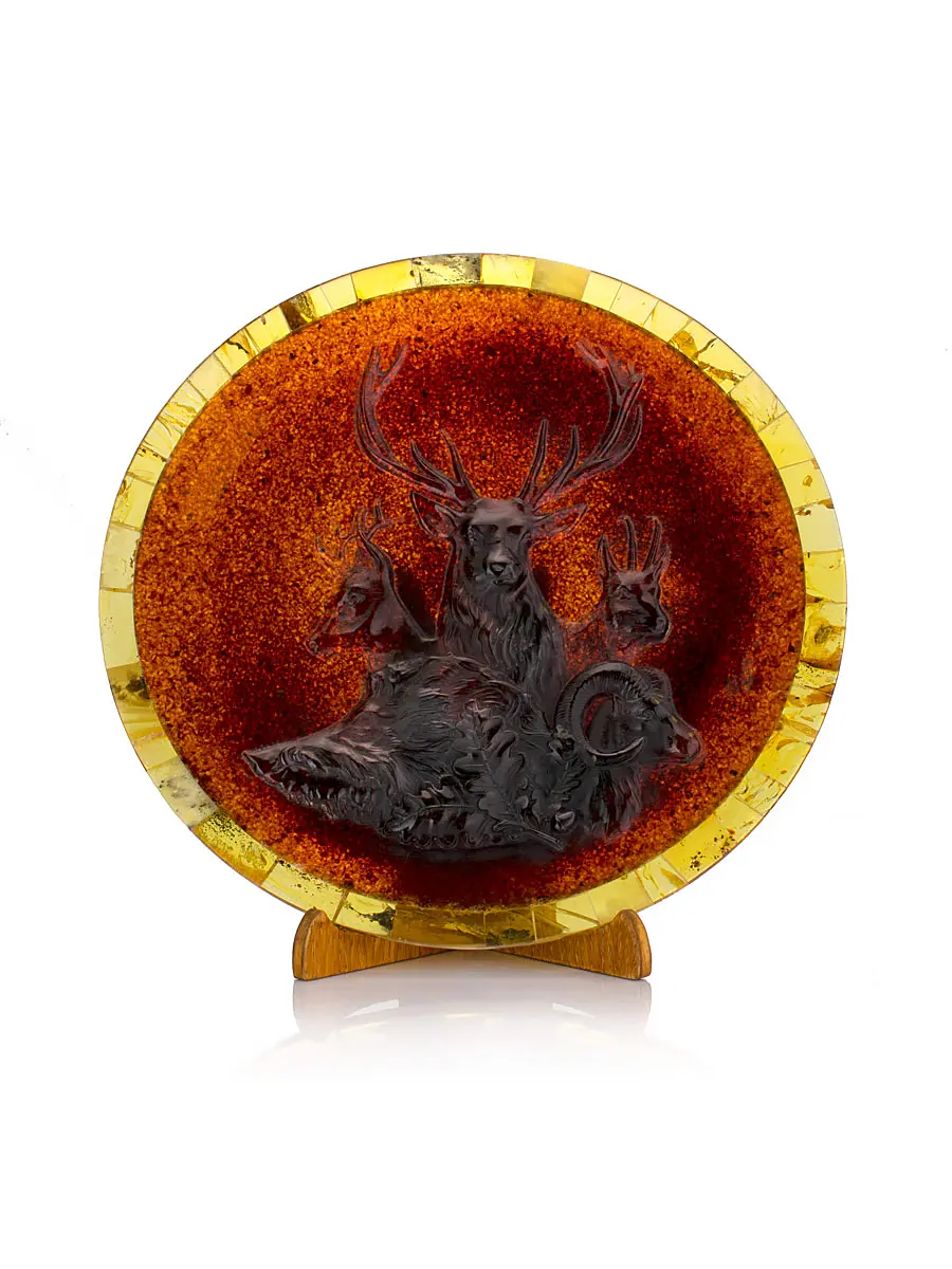 картинка Декоративная тарелка с резьбой из натурального янтаря «Охота» в онлайн магазине