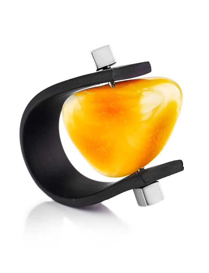 картинка Необычное кольцо из каучука и натурального янтаря медового цвета «Сильверстоун» в онлайн магазине