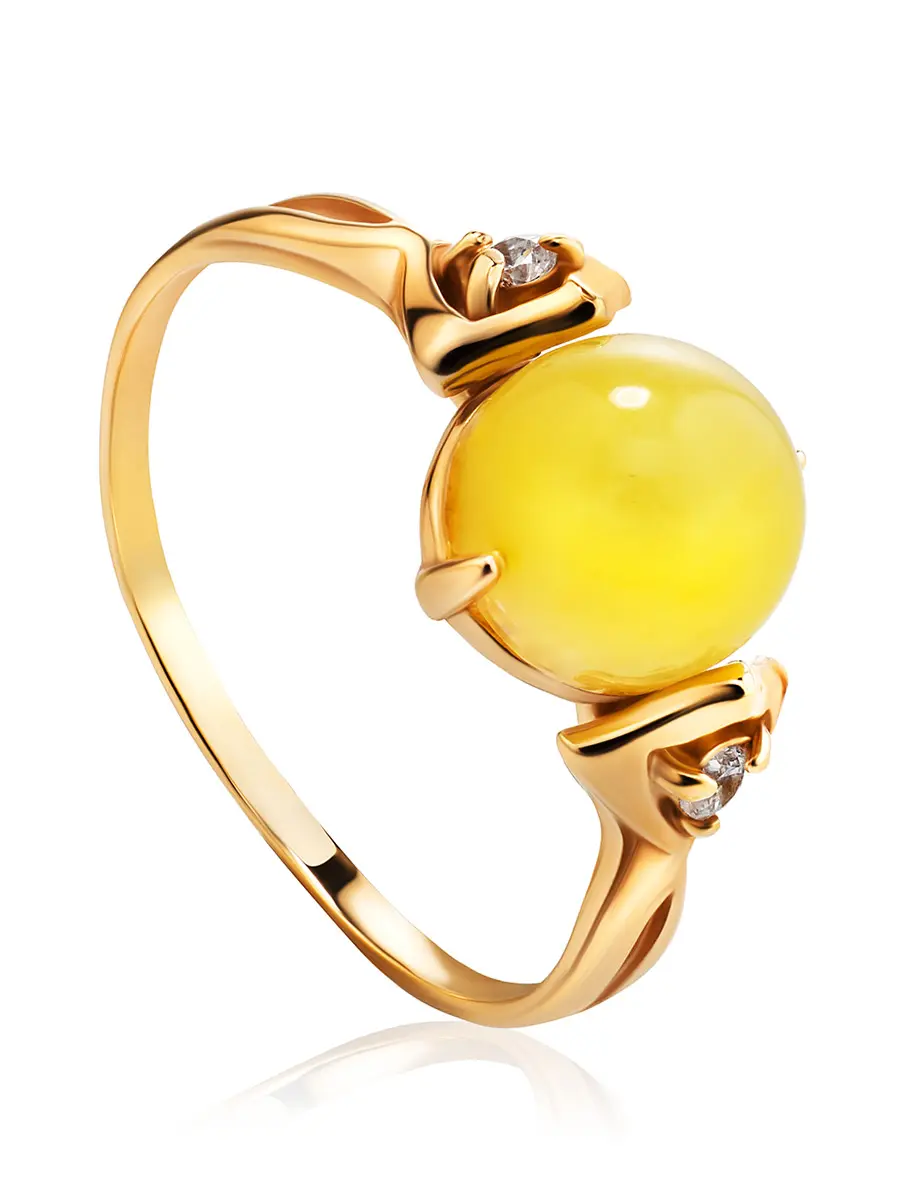 картинка Легкое кольцо из золота 585 пробы с небольшой круглой вставкой из медового янтаря и фианитами «Самбия» в онлайн магазине