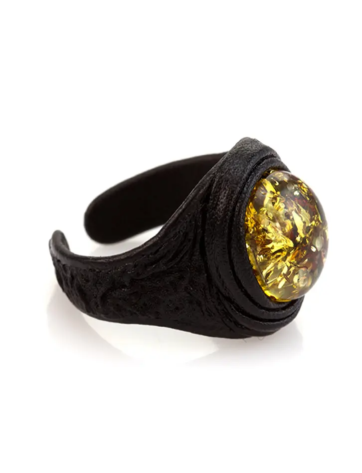 картинка Стильное кольцо из кожи с круглой вставкой из натурального искрящегося балтийского янтаря в онлайн магазине