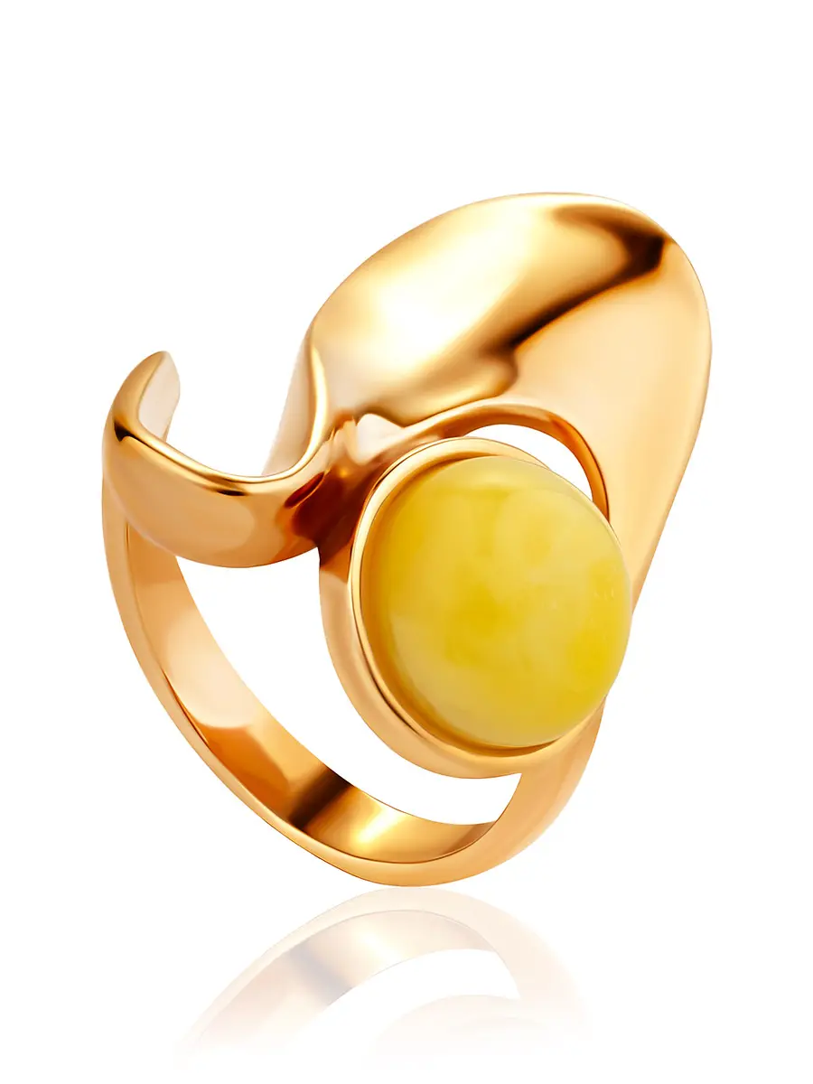 картинка Объёмное позолоченное кольцо с янтарём медового цвета «Маверикс» в онлайн магазине