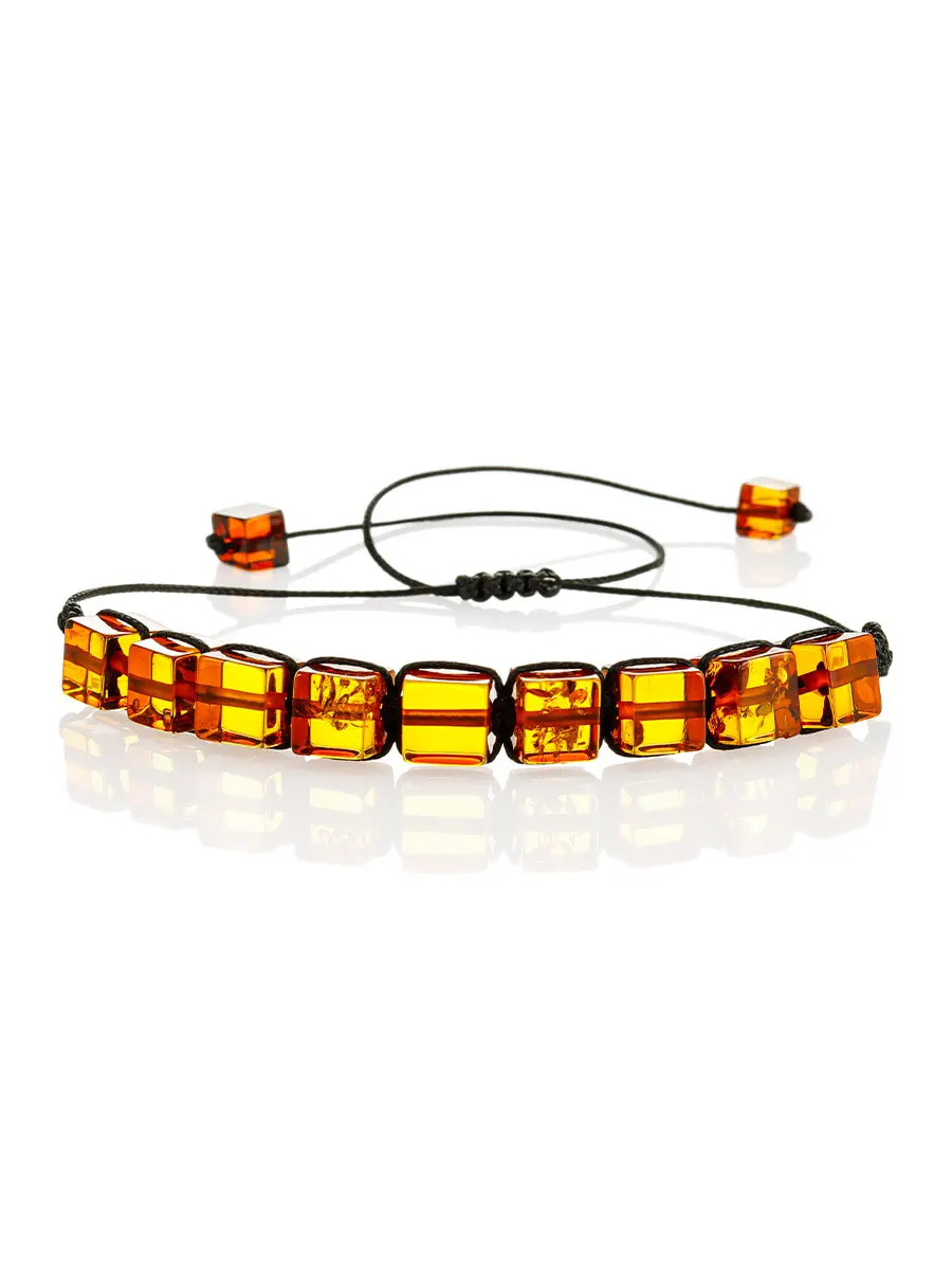картинка Лёгкий стильный браслет «Шамбала» с бусинами-кубиками из коньячного янтаря в онлайн магазине
