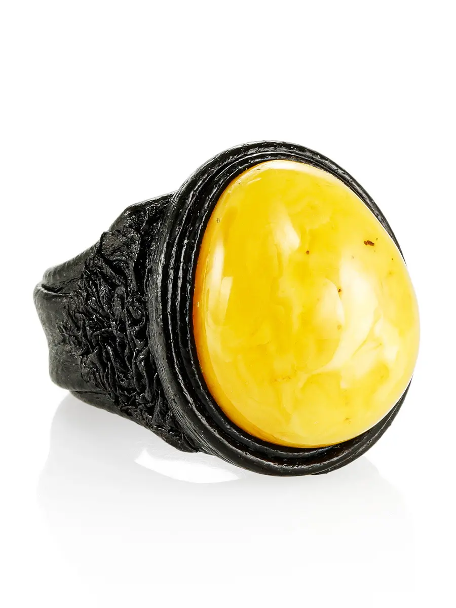 картинка Крупное кольцо-перстень из натуральной кожи со вставкой медового янтаря «Нефертити» в онлайн магазине