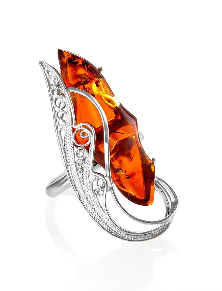 картинка Серебряное кольцо с крупным натуральным янтарем коньячного цвета с искорками «Крылышко» в онлайн магазине