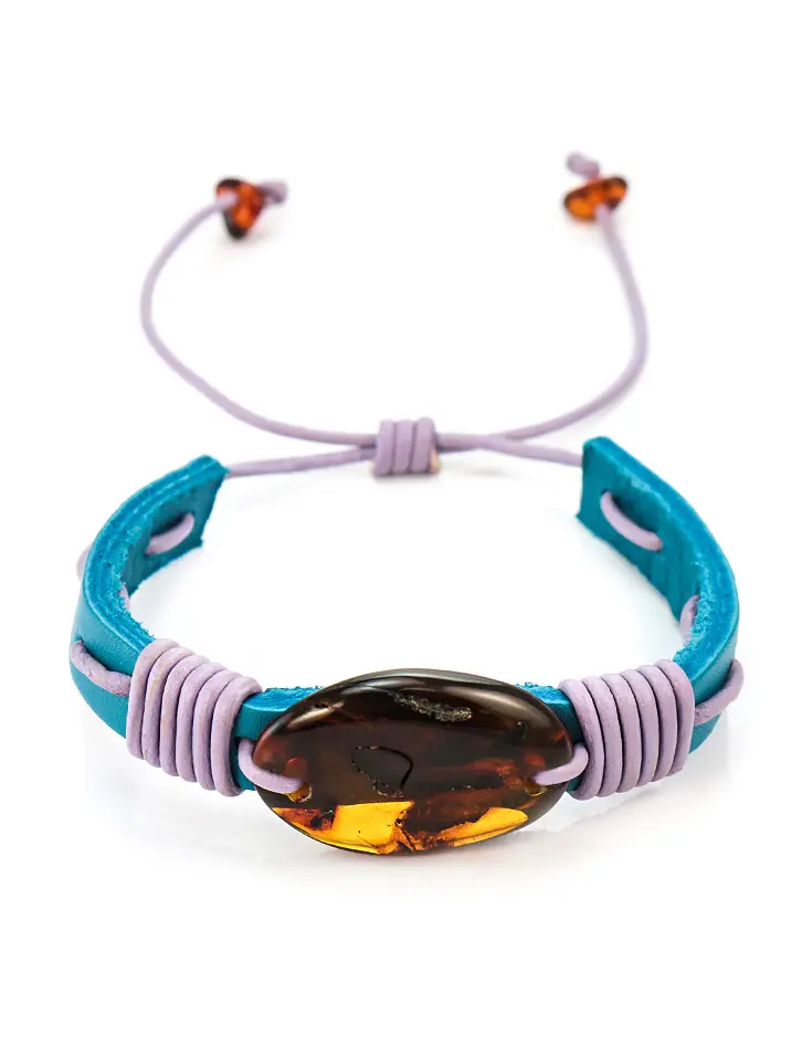 картинка Нежный браслет из голубой кожи, переплетённой сиреневым шнурком с искрящимся коньячным янтарём «Копакабана» в онлайн магазине