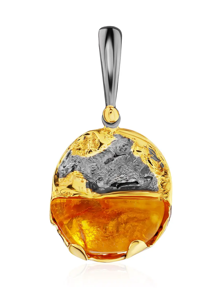 картинка Подвеска из текстурного «мятого» серебра с позолотой и натурального янтаря «Корица» в онлайн магазине