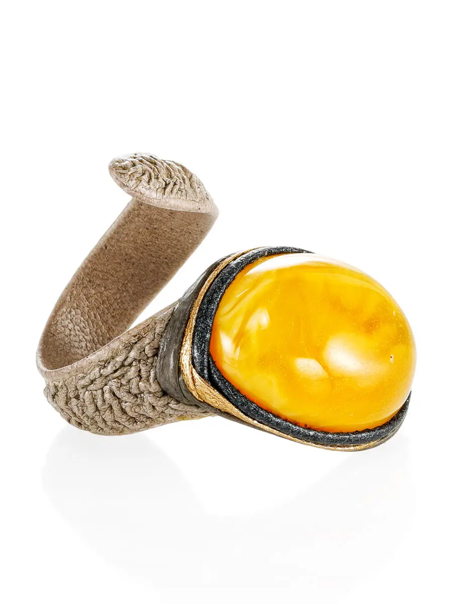 картинка Стильное кольцо-змейка из кожи, украшенное натуральным медовым янтарём в онлайн магазине