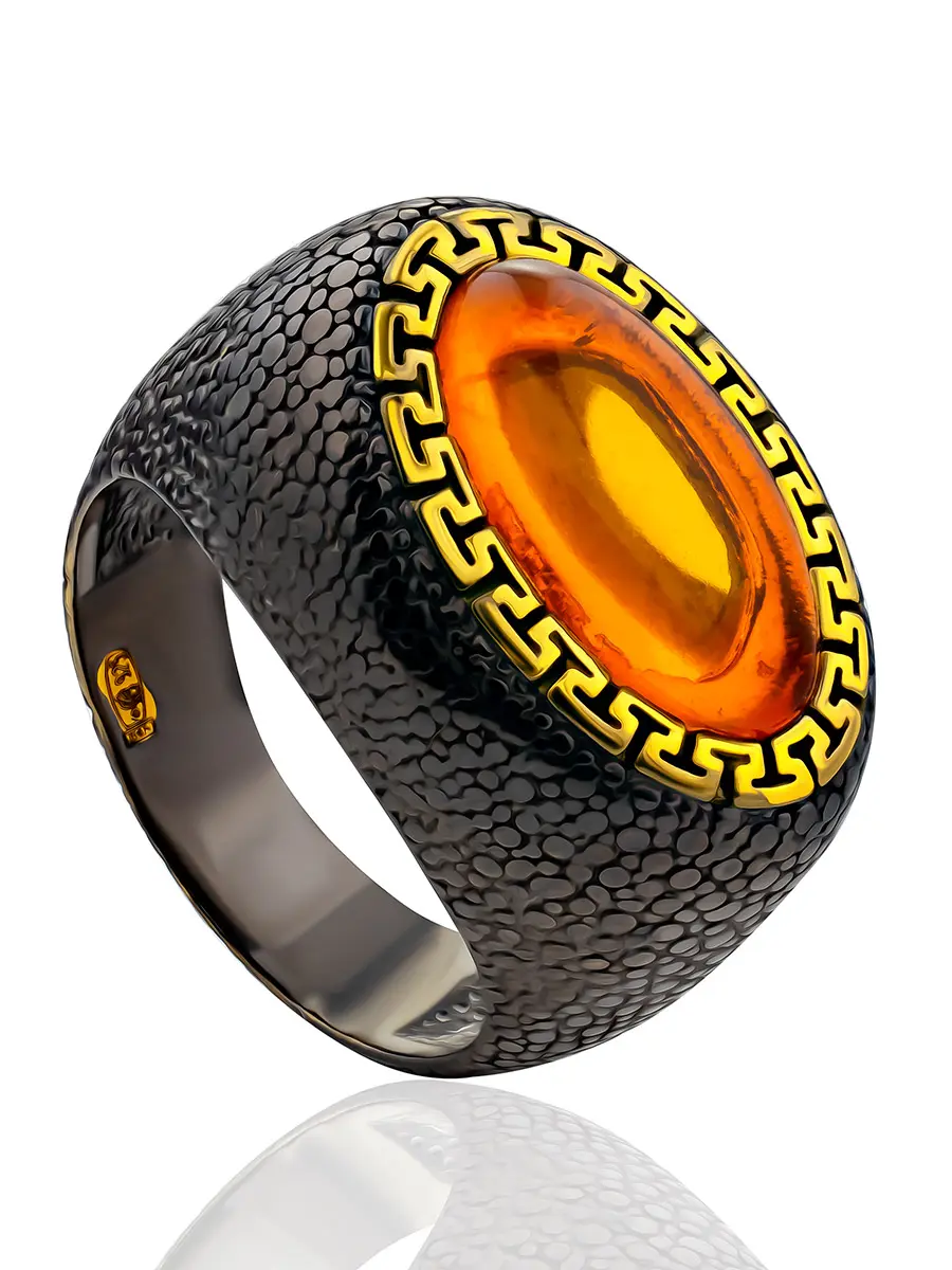 картинка Стильное кольцо из чернёного серебра с необычной текстурой и натурального янтаря «Змейка» в онлайн магазине
