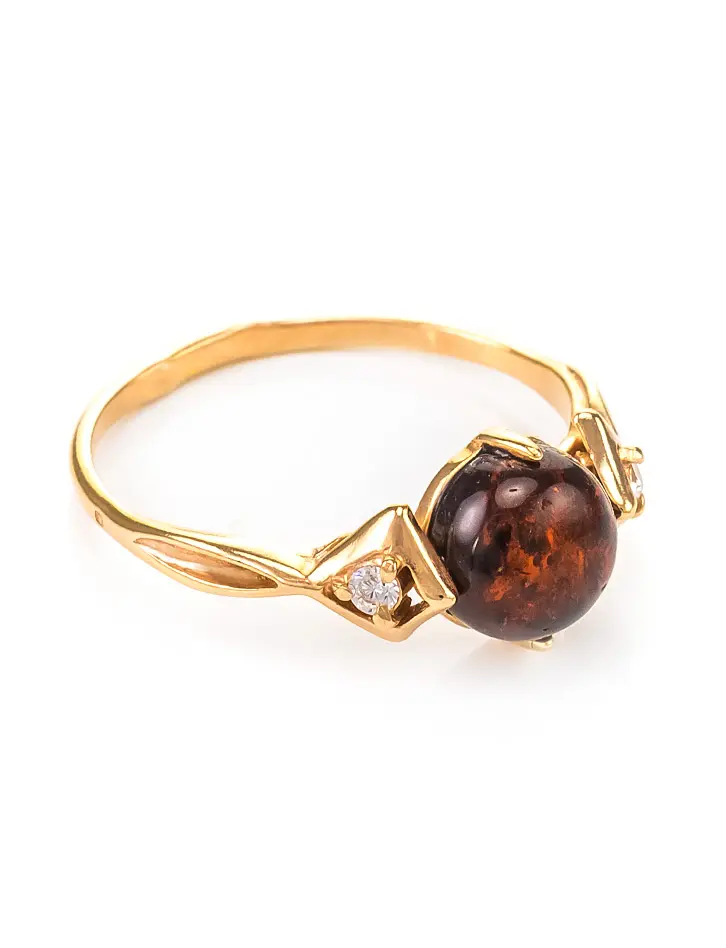 картинка Нарядное кольцо из позолоченного серебра с натуральным янтарём и цирконами «Самбия» в онлайн магазине
