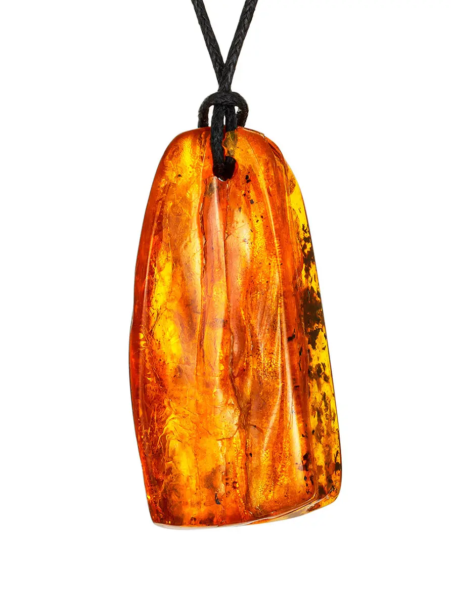 картинка Цельная янтарная подвеска с переливающейся текстурой в онлайн магазине