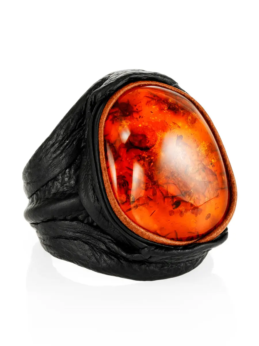 картинка Стильное кольцо из чёрной кожи с янтарём коньячного цвета «Амазонка» в онлайн магазине