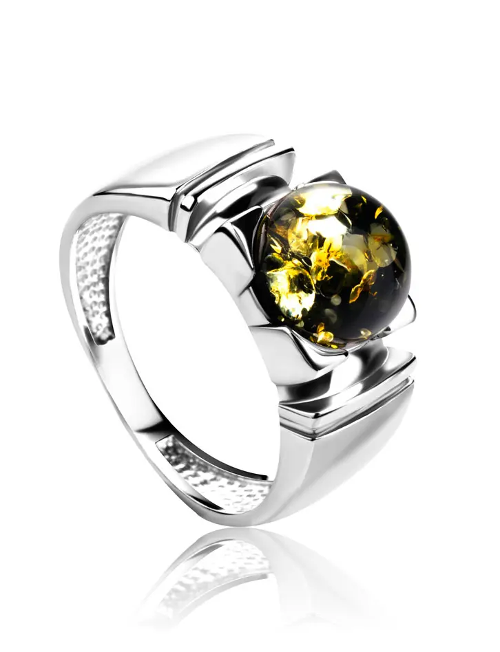 картинка Стильное серебряное кольцо с круглой вставкой из натурального сверкающего зеленого янтаря «Рондо» в онлайн магазине