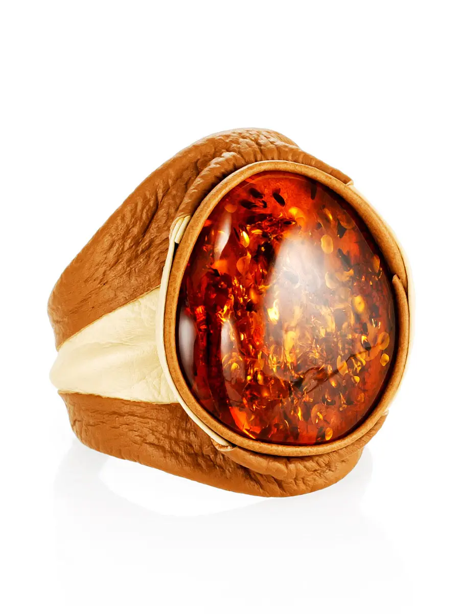 картинка Крупный перстень из кожи с натуральным цельным янтарём «Амазонка» в онлайн магазине