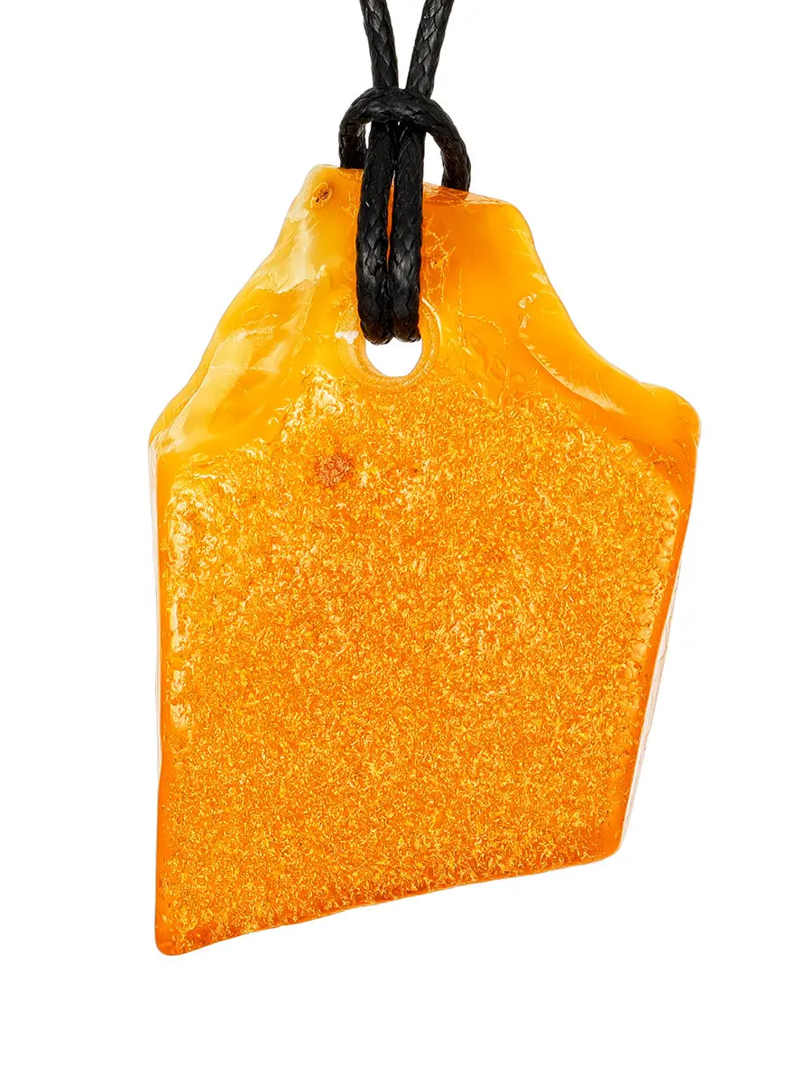картинка Кулон из натурального цельного янтаря темно-медового цвета природной формы в онлайн магазине