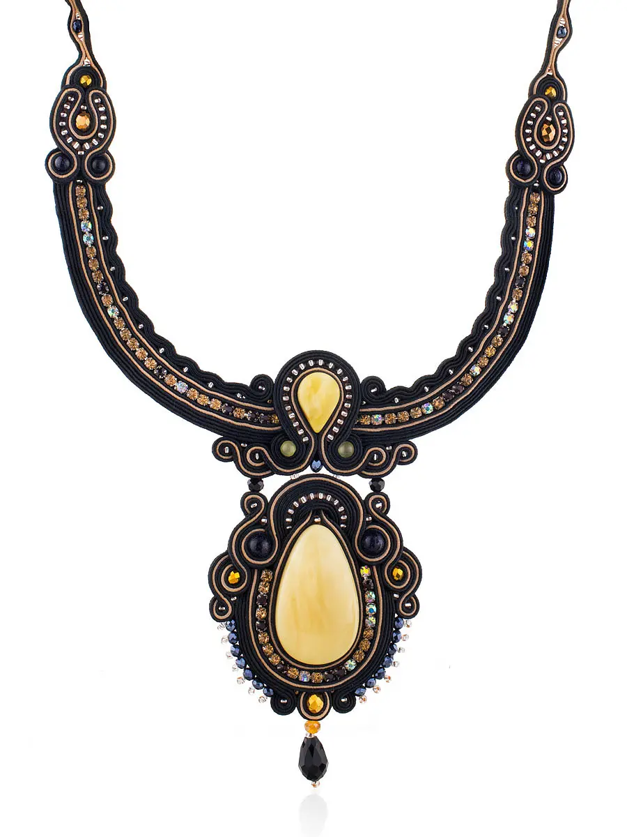 картинка Эффектное плетёное колье, украшенное кристаллами и натуральным янтарём «Индия» в онлайн магазине