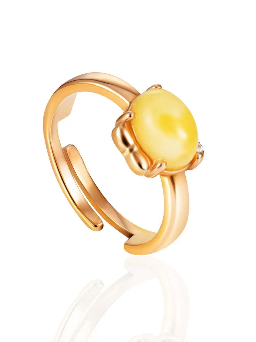 картинка Нежное позолоченное кольцо «Медвежонок» с медовым янтарём и фианитами в онлайн магазине
